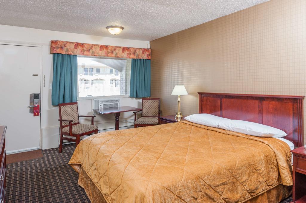 Super 8 Calgary Village Экстерьер фото